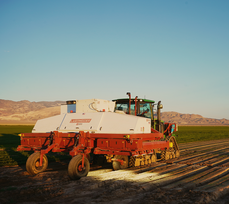 Carbon Robotics公司的激光除草机器人在大面积农场作业中